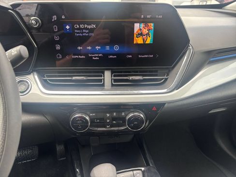 Used 2025 Chevrolet Trax LT FWD image 16