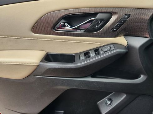 Used 2023 Chevrolet Traverse Premier FWD image 25