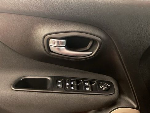 Used 2017 Jeep Renegade Latitude w/ Cold Weather Group AWD/4WD image 18