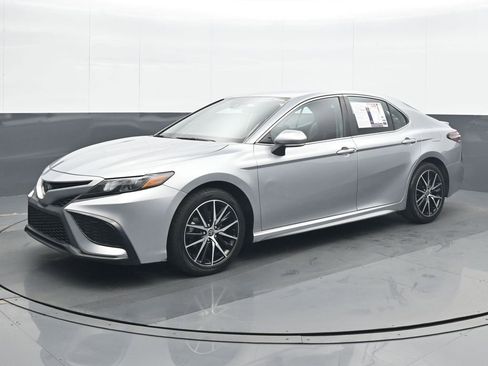 Used 2023 Toyota Camry SE FWD image 2