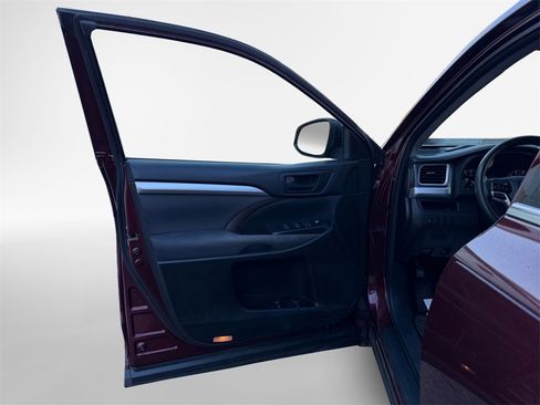 Used 2015 Toyota Highlander LE image 14