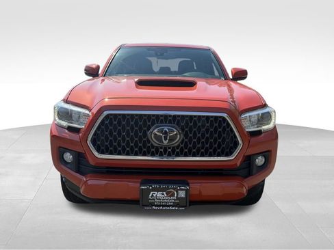 Used 2018 Toyota Tacoma TRD Sport AWD/4WD image 9