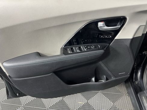 Used 2018 Kia Niro EX Premium image 28