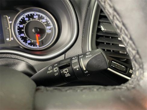 Used 2019 Jeep Cherokee Latitude Plus w/ Comfort/Convenience Group image 12