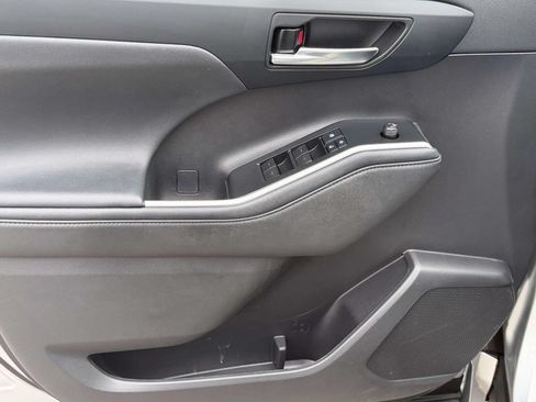 Used 2022 Toyota Highlander XLE FWD image 25