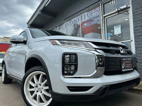 Used 2022 Mitsubishi Outlander Sport SE image 1