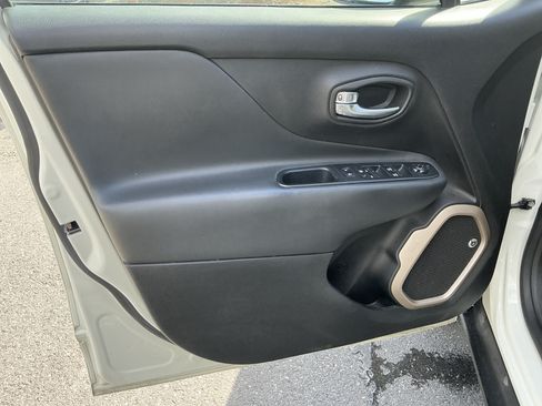 Used 2017 Jeep Renegade Trailhawk AWD/4WD image 18
