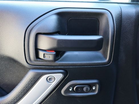 Used 2017 Jeep Wrangler Unlimited Sahara w/ Dual Top Group AWD/4WD image 24