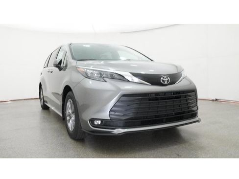 New 2026 Toyota Sienna XLE image 30