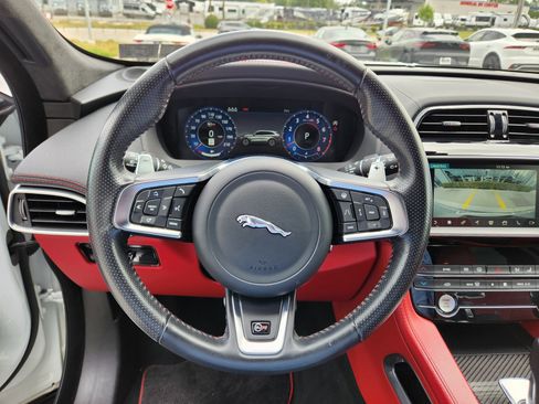 Used 2020 Jaguar F-PACE SVR image 18