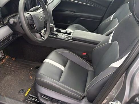 Used 2025 Toyota Camry SE w/ Convenience Package image 4