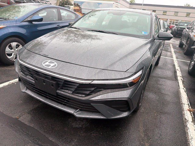 Used 2025 Hyundai Elantra SEL FWD image 5