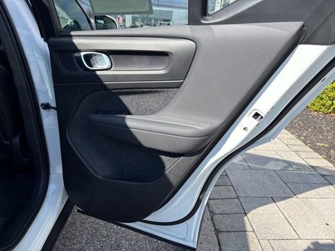 Used 2025 Volvo XC40 B5 Plus image 13
