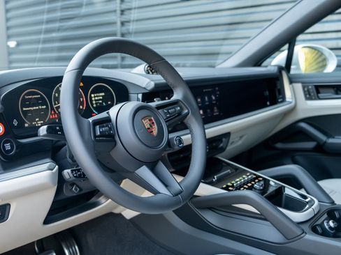 New 2026 Porsche Cayenne S image 4