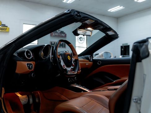 Used 2016 Ferrari California T image 2