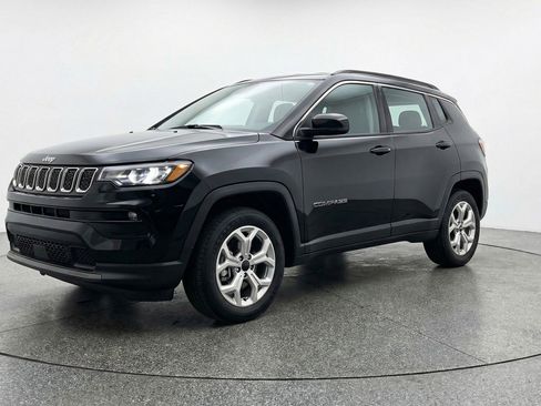 Used 2025 Jeep Compass Latitude image 3