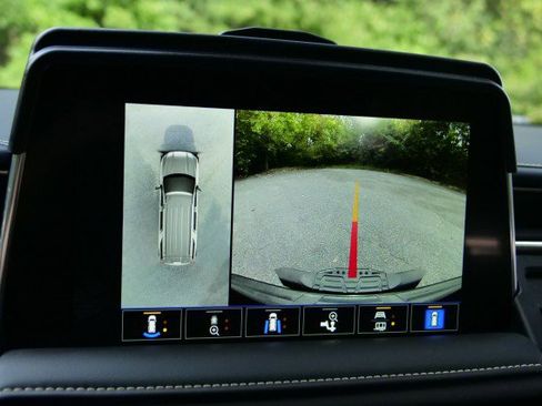 Used 2024 GMC Yukon XL SLT w/ SLT Luxury Package image 13