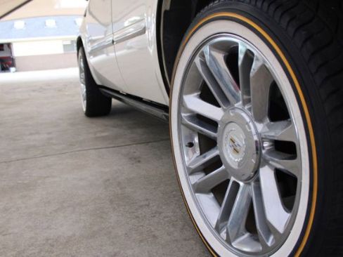 Used 2011 Cadillac Escalade Platinum image 14