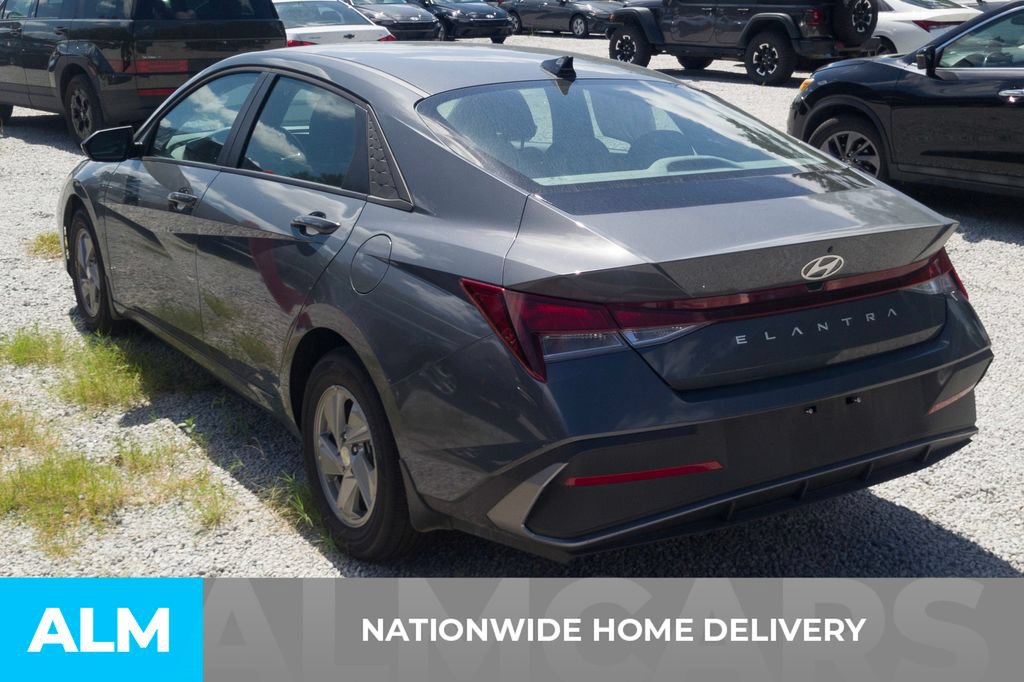 Used 2026 Hyundai Elantra SE FWD image 4