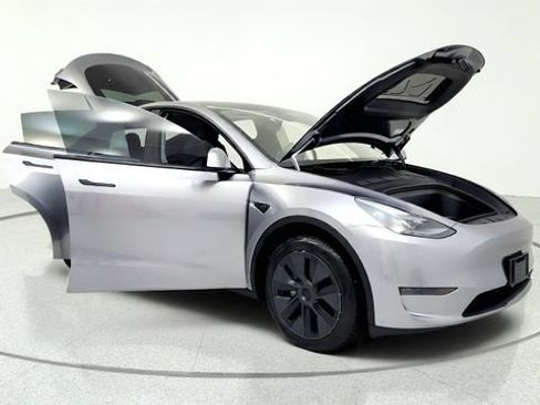 Used 2025 Tesla Model Y Long Range RWD image 11