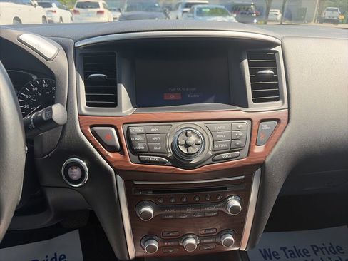 Used 2017 Nissan Pathfinder Platinum w/ Family Entertainment Package image 10