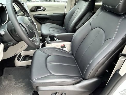 New 2024 Chrysler Pacifica Select image 17