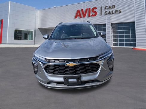 Used 2025 Chevrolet Trax LT w/ LT Convenience Package image 2