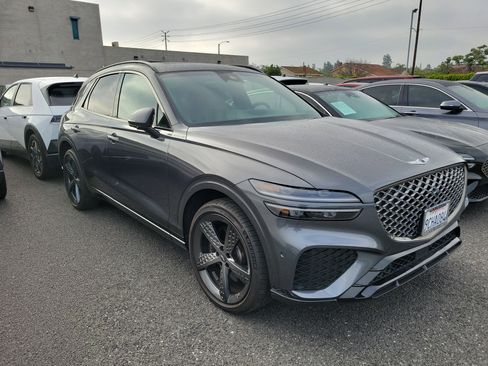 Used 2023 Genesis GV70 2.5T w/ Sport Prestige Package image 3
