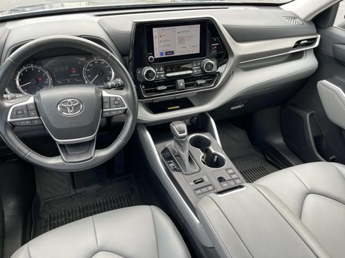 Used 2023 Toyota Highlander XLE AWD/4WD image 13