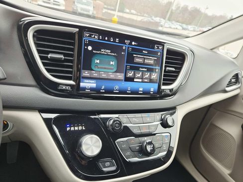 Used 2024 Chrysler Pacifica Touring-L image 26