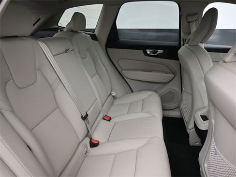 Used 2023 Volvo XC60 B5 Plus image 30
