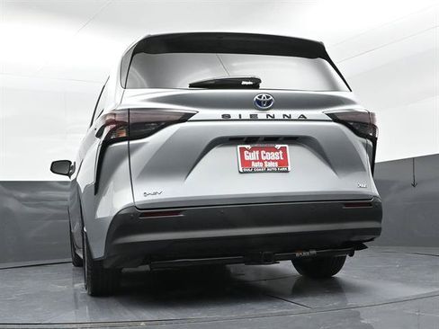 Used 2025 Toyota Sienna XLE FWD image 35