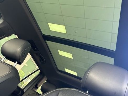 Certified 2022 Volkswagen Tiguan SE R-Line image 22