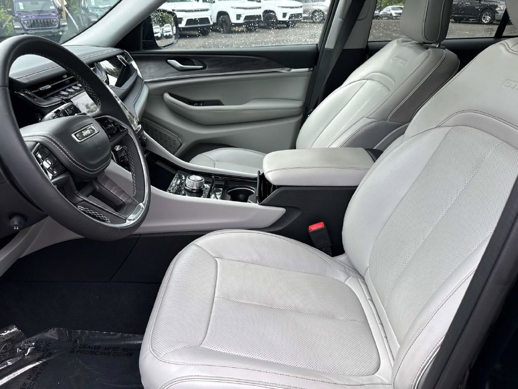 Used 2023 Jeep Grand Cherokee Overland RWD image 16