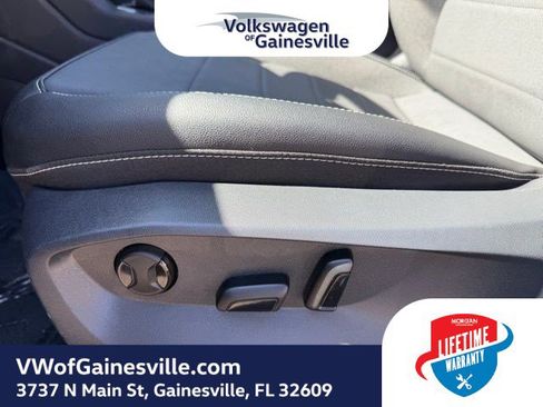 Certified 2024 Volkswagen Taos SE image 18