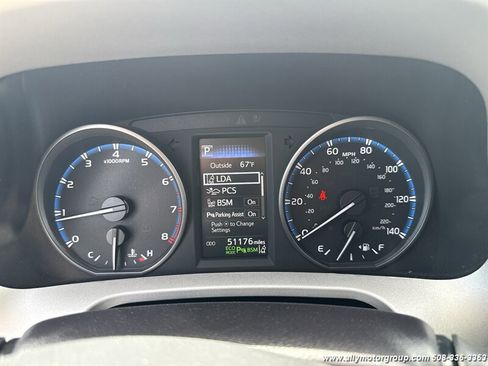 Used 2017 Toyota RAV4 XLE AWD/4WD image 22