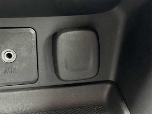 Used 2024 GMC Terrain SLE image 28