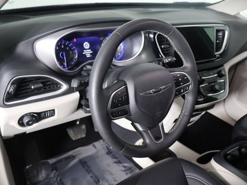 Used 2024 Chrysler Pacifica Touring-L image 26