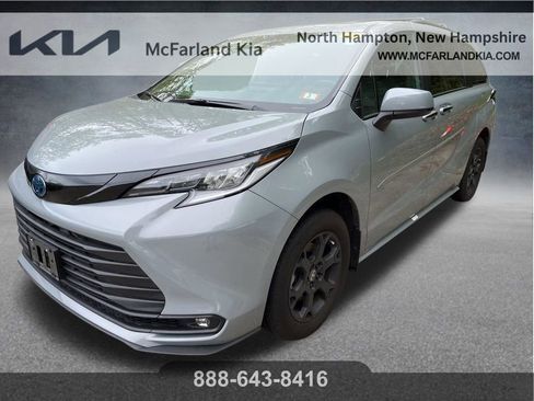 Used 2025 Toyota Sienna XLE Woodland Edition AWD/4WD image 1