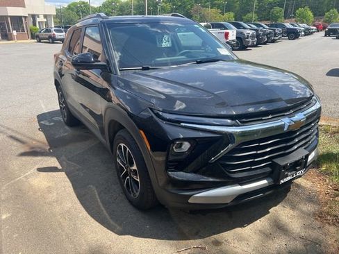 Used 2025 Chevrolet TrailBlazer LT FWD image 2