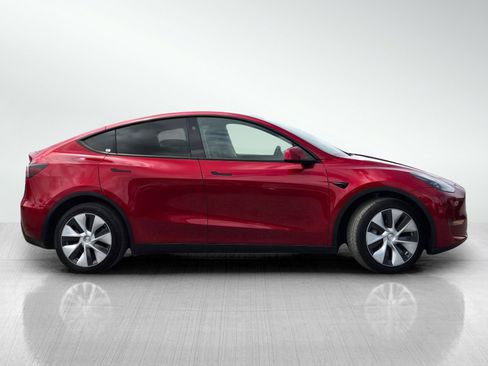 Used 2024 Tesla Model Y Long Range AWD/4WD image 3