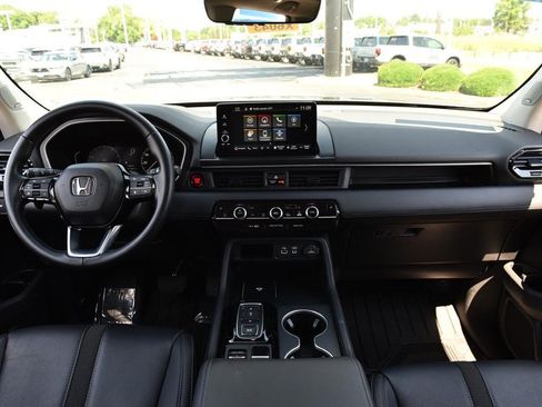 Certified 2025 Honda Pilot Touring image 7
