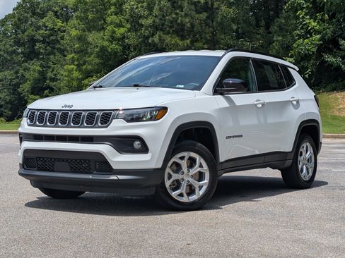 Used 2024 Jeep Compass Latitude AWD/4WD image 4