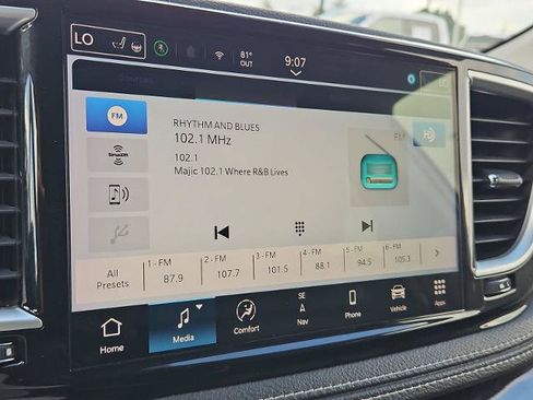 Used 2024 Chrysler Pacifica Limited FWD image 12