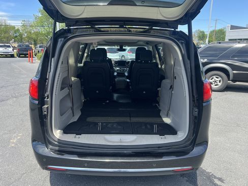 Used 2018 Chrysler Pacifica Touring-L Plus w/ Tire & Wheel Group FWD image 8
