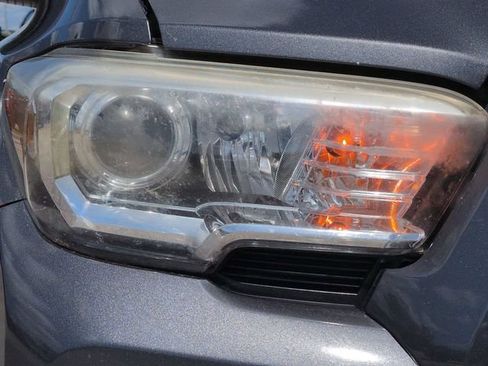 Used 2018 Toyota Tacoma SR5 RWD image 10