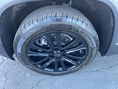 Certified 2023 GMC Acadia SLE w/ Driver Convenience Package image 10