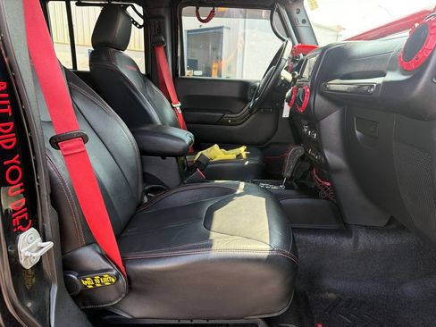 Used 2018 Jeep Wrangler Unlimited Rubicon AWD/4WD image 39