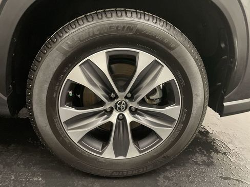 Used 2023 Toyota Highlander XLE image 26