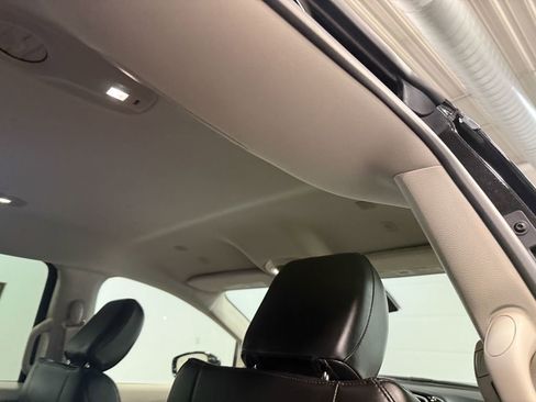 Used 2024 Chrysler Pacifica Touring-L image 19